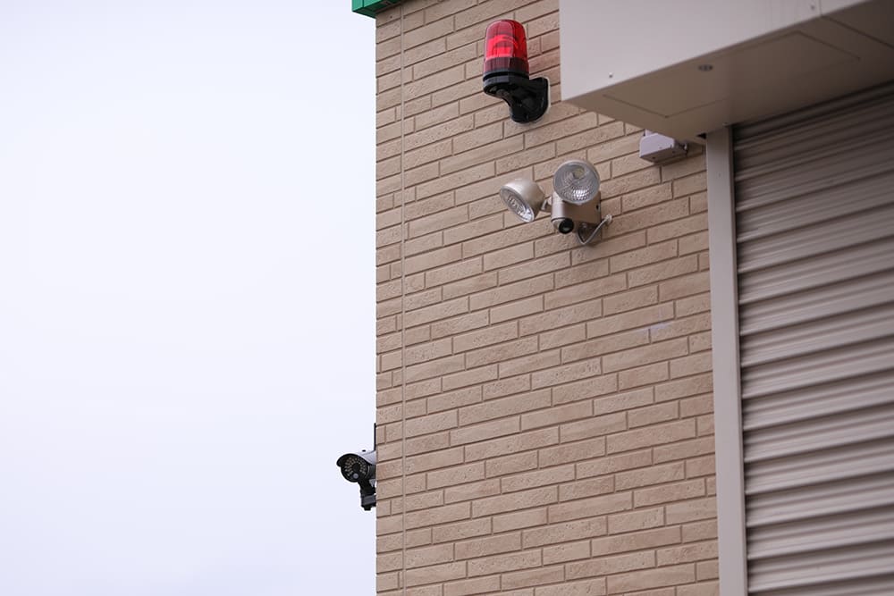 会社の壁に設置された防犯カメラ